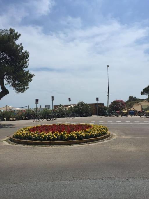 Appartamento Bianco Nero Fronte Mare Lignano Sabbiadoro Esterno foto