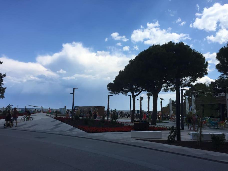 Appartamento Bianco Nero Fronte Mare Lignano Sabbiadoro Esterno foto